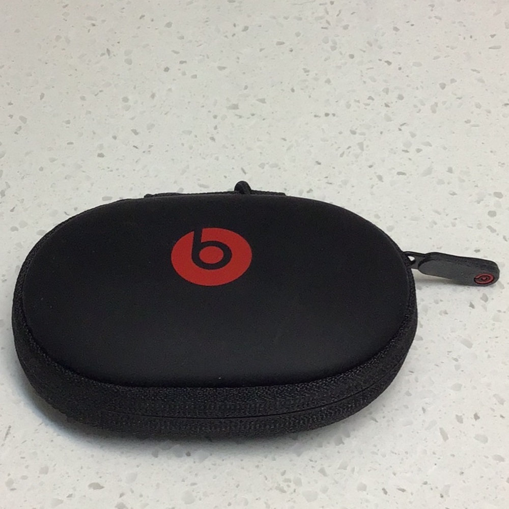 Beats Wireless Earbud Holder and 6 Replacement Ear Tips - Picture 1 of 3